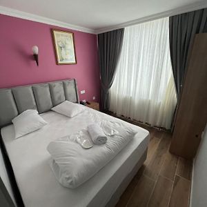 Camera grande con letto king size